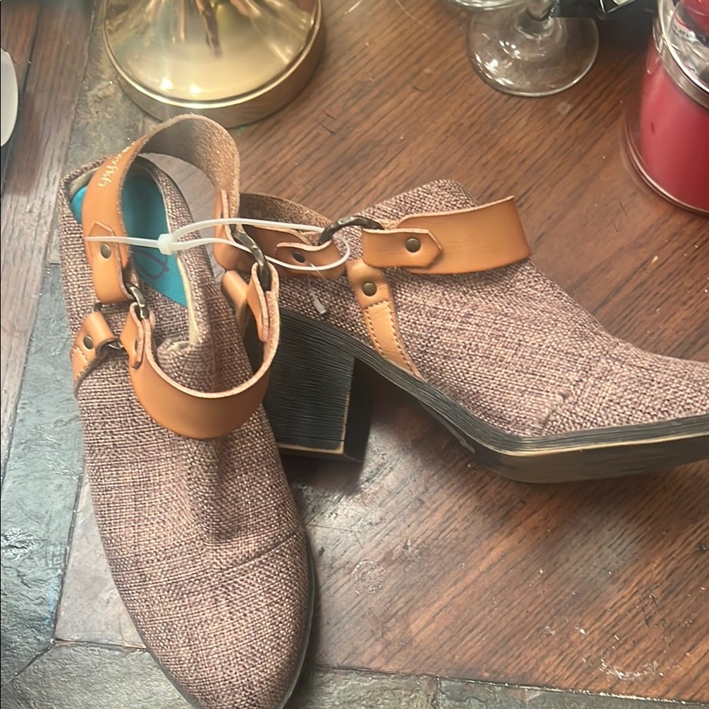 Stylish Women's Brown and Tan —Blowfish Malibu Sangria ankle boots size 9